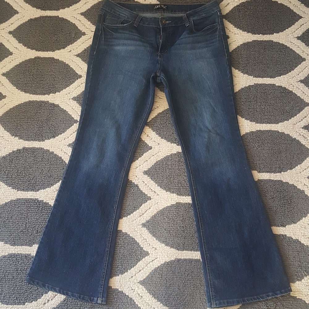 LEI Sophia Hipster Flare jean